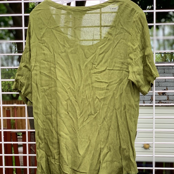 Woman’s green scoop neck tee - Picture 3 of 4